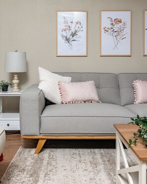 Căn hộ Elite | Khu phòng khách | Smart TV 44-inch có truyền hình kỹ thuật số