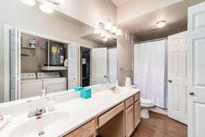 Appartement Design | Salle de bain | Serviettes fournies