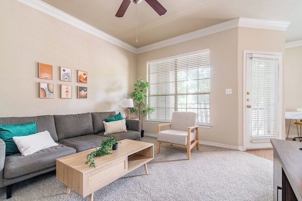 Design-Apartment | Wohnbereich | 44-Zoll-Smart-TV mit Digitalempfang