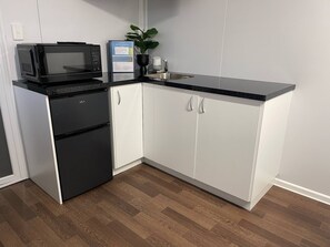 Frigorífico, microondas, cafetera o tetera y hervidor eléctrico