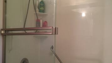 Secador de pelo, toallas, jabón y papel higiénico