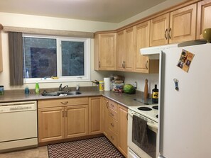 Private kitchen - Willow Bungalow (Candle Lake)