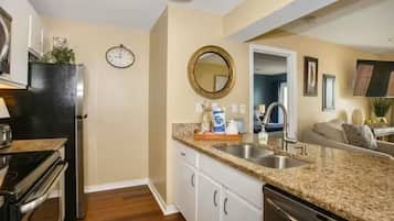 KĂŒhlschrank, Mikrowelle, Ofen, Herdplatte