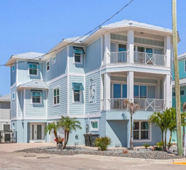 Exterior - The Seahorse - A Luxury Pool Home- New Listing-Special Pricing (Fort Myers Beach)