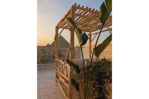 Terrace/patio - Artistic Home 5Min Walk Pyramids with Rooftop View (Giza Governorate)