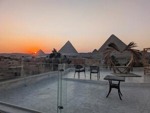 Terrace/patio - Artistic Home 5Min Walk Pyramids with Rooftop View (Giza Governorate)