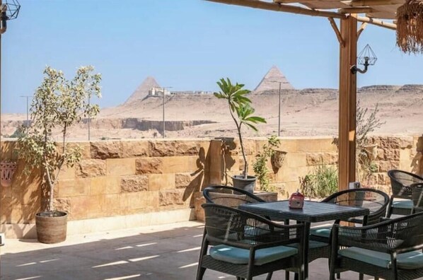 屋外ダイニングエリア