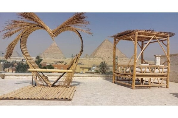 Property grounds - Artistic Home 5Min Walk Pyramids with Rooftop View (Giza Governorate)