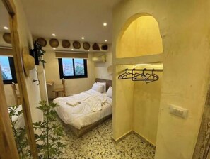 1 bedroom, internet, bed sheets - Artistic Home 5Min Walk Pyramids with Rooftop View (Giza Governorate)