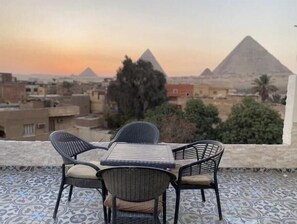 Outdoor dining - Artistic Home 5Min Walk Pyramids with Rooftop View (Giza Governorate)