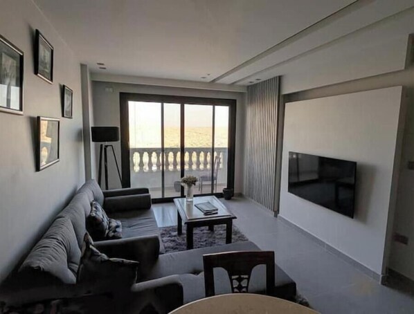 テレビ、書斎 / ワークスペース