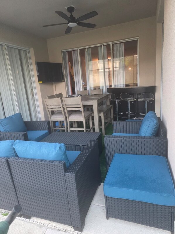 Outdoor dining - Mel & Mo's Disney Dream Paradise (Kissimmee)