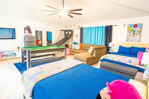 6 bedrooms, desk, iron/ironing board, travel cot