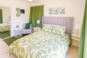 6 bedrooms, desk, iron/ironing board, travel cot