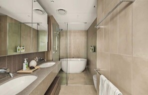Dusche, Haartrockner, Shampoo