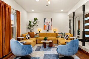 Smart-TV, Kamin, Bücher