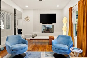 Smart-TV, Kamin, Bücher