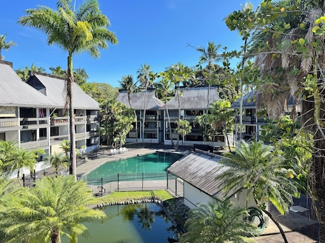 Pool. 5 Sunshine Rental ,A quiet and comfortable studio located HIlo Heart.