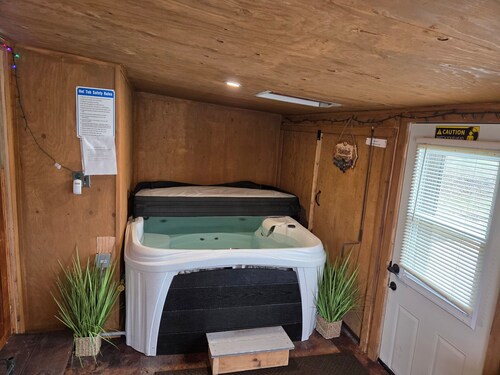 Quaint Country Home with Hot Tub
