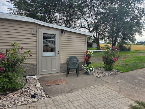 Quaint Country Home with Hot Tub