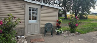 Quaint Country Home with Hot Tub