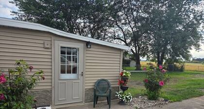 Quaint Country Home with Hot Tub