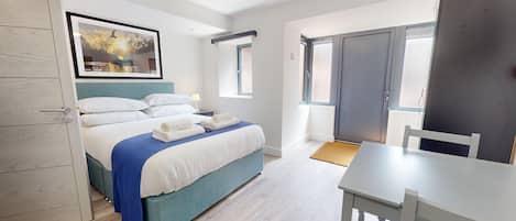 1 habitación, tabla de planchar con plancha, wifi y ropa de cama