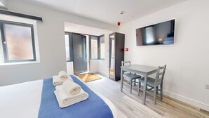 1 habitación, tabla de planchar con plancha, wifi y ropa de cama