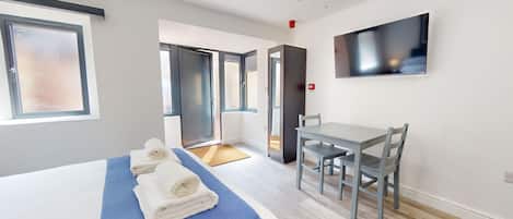 1 habitación, tabla de planchar con plancha, wifi y ropa de cama