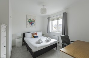 3 habitaciones, escritorio, tabla de planchar con plancha y wifi