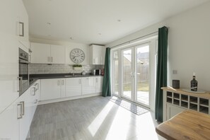 Fridge, microwave, oven, stovetop - Wren House in Bicester (Bicester)