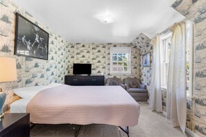 5 bedrooms, iron/ironing board, free WiFi, bed sheets