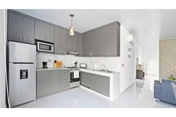 Refrigerador, microondas, horno y parrilla de estufa 