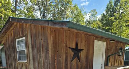 Cozy 1 bedroom with bunk beds cabin in gorgeous Summersville with AC and heating