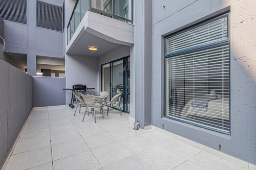 Arch House Langebaan – Modern Stay Near Beach & Club Mykonos