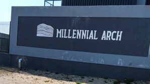 Señal para el 'Millennial Arch' con un diseño arquitectónico moderno.