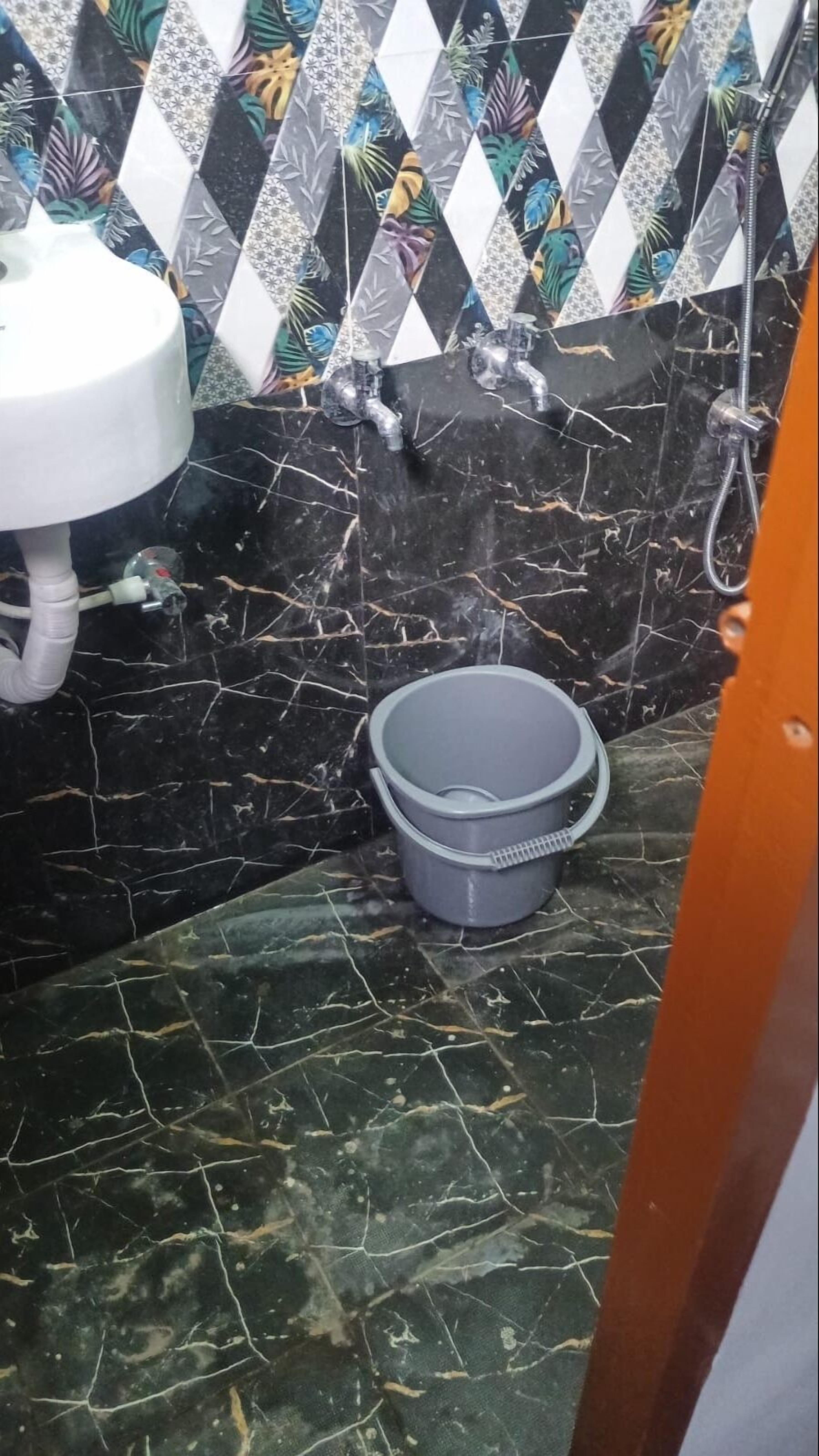 Regadera y papel de baño 