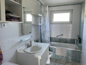 Bidet, toallas, jabón, papel higiénico