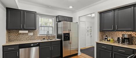 Microondas, horno, placa de cocina y lavavajillas