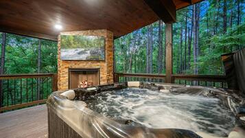 Outdoor spa tub