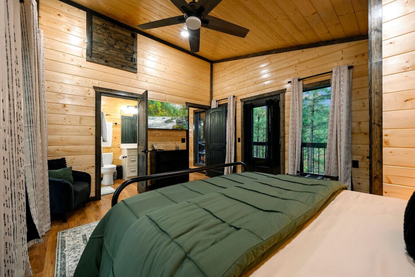 2 多间卧室、免费 WiFi、床单