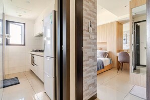 3 soverom, skrivebord, strykejern/-brett og reiseseng for barn