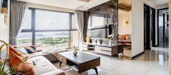 Family-friendly, River View, Steps to MRT, Pool, Gym