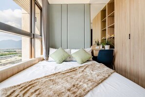 3 bedrooms, desk, iron/ironing board, travel crib - Family-friendly, River View, Steps to MRT, Pool, Gym (New Taipei City)