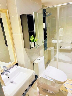 Dusj, hårføner, bidé og håndklær