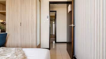 3 makuuhuonetta, työpöytä, silitysrauta/-lauta, vauvan matkasänky