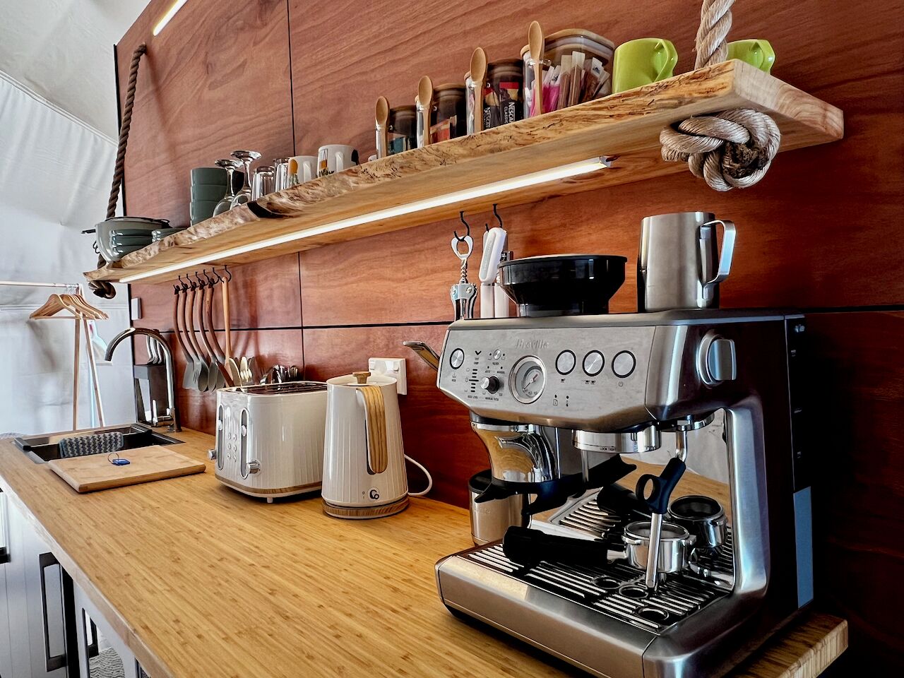 Apartemen Mewah, 1 Tempat Tidur King, dapur, pemandangan gunung | Dapur pribadi | Lemari es, microwave, kompor, dan mesin espresso