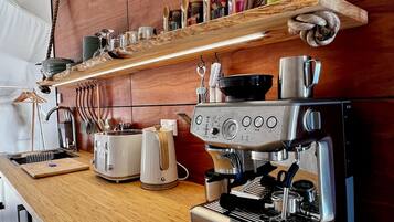 Departamento de lujo, 1 cama King size, cocina, vista a la montaña | Cocina privada | Refrigerador, microondas, parrilla de estufa y cafetera de espresso