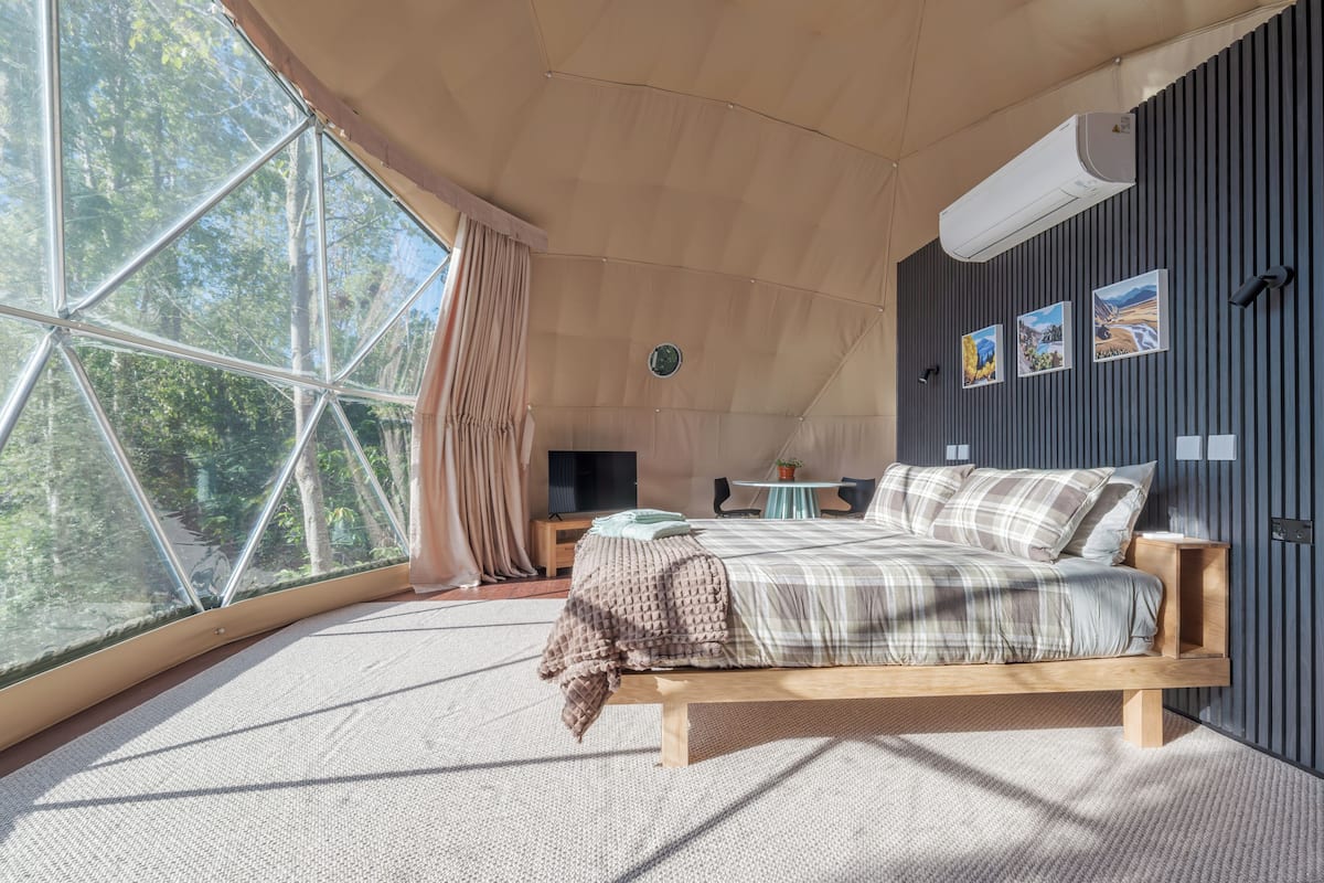 Luxury Apartment, 1 King Bed, Kitchen, Mountain View