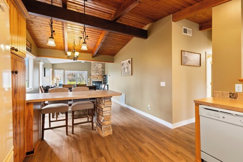 NEW! All Season Hot Tub, Fire Pit, Golf Course, Breezy Point